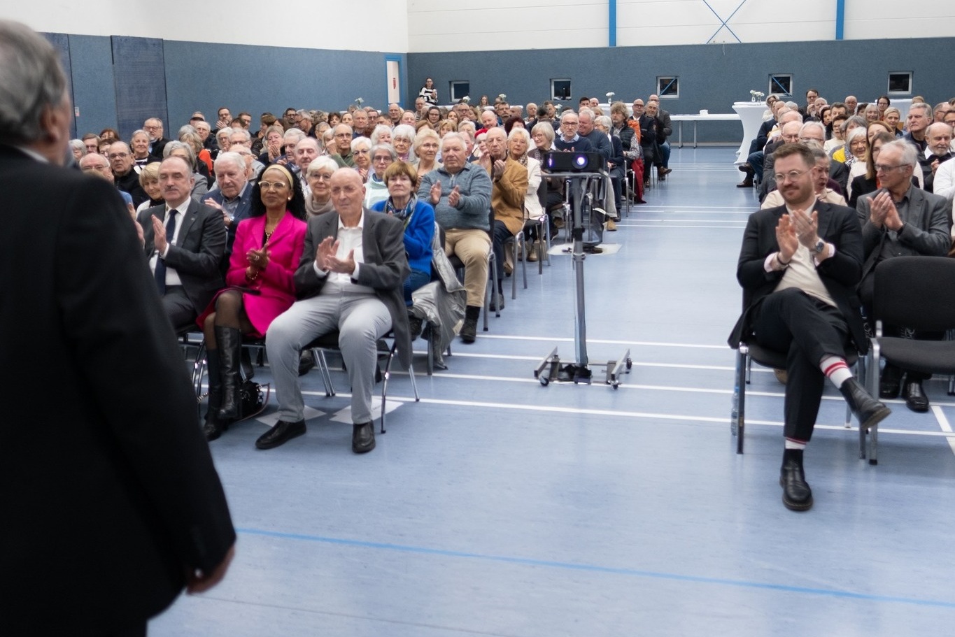 Gerhard Bahmann bei der Begrüßung des Publikums